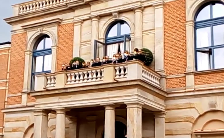 Fanfarria desde el balcón del Festspielhaus. © Bayreuth.es