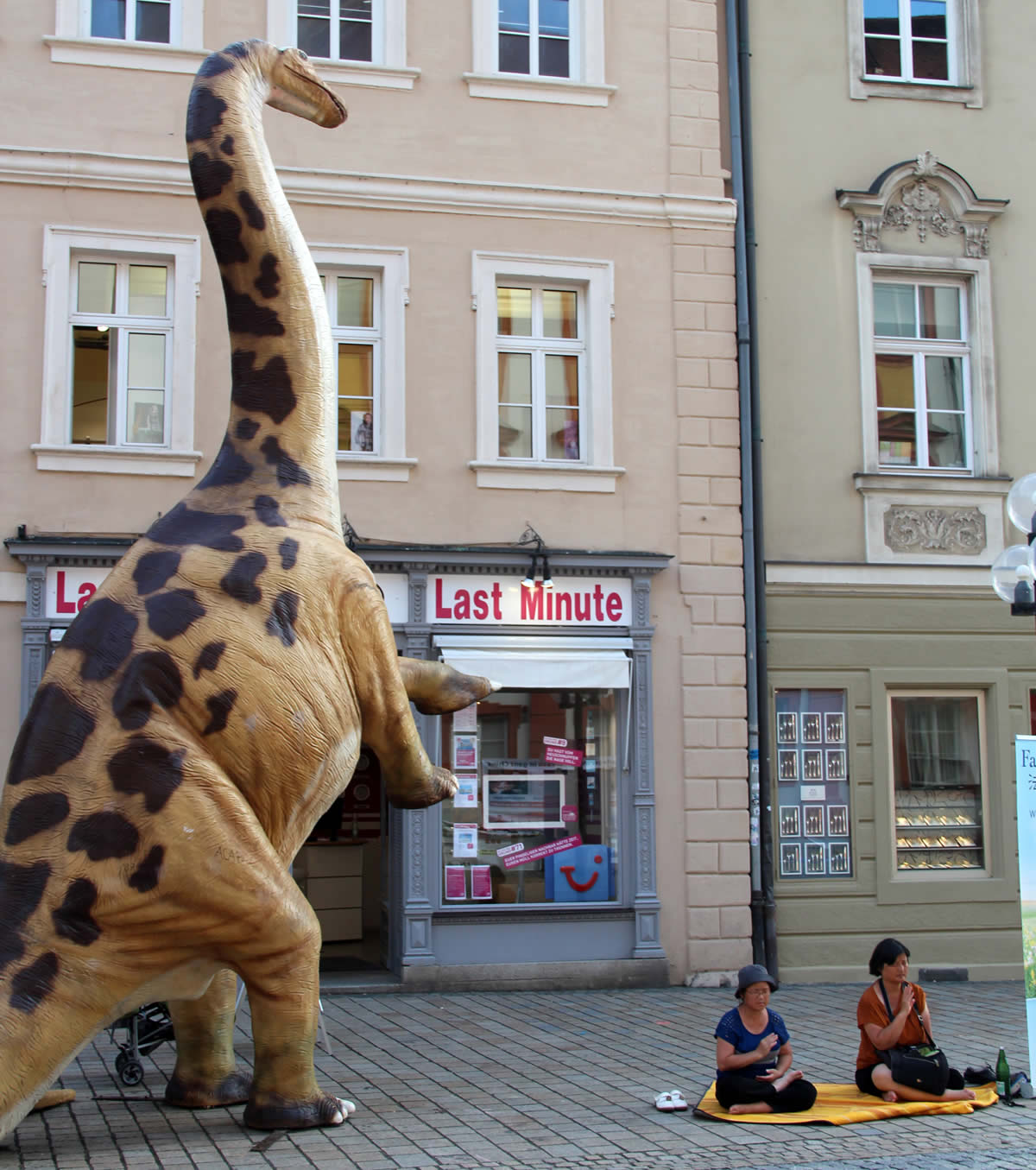 Un dinosaurio del Museo de Historia Natural de paseo por la ciudad. © Bayreuth.es 