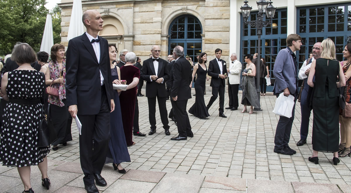 Aficionados wagnerianos minutos antes de entrar al teatro. © Bayreuth.es